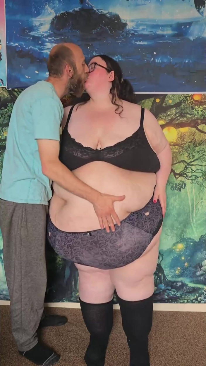 SSBBW Hunter: SSBBW spogliata fino all'intimo parte 1