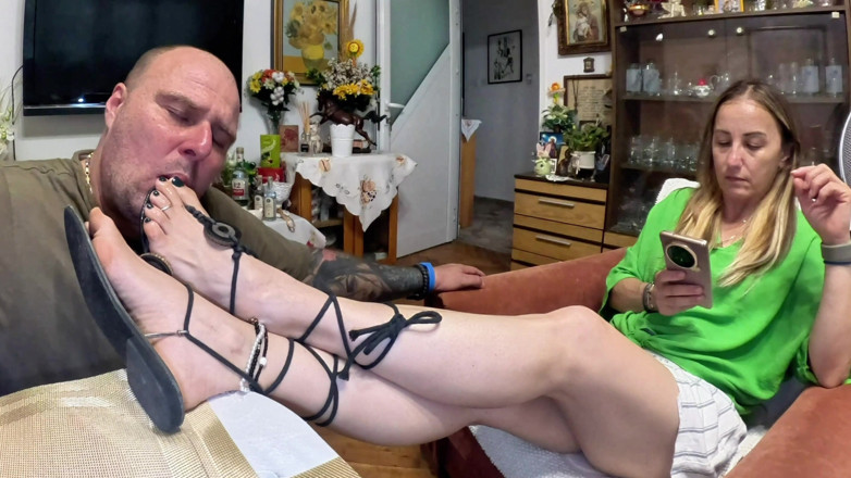 Mistressyammyboots: La Suola Del Mio Sandalo: La Tua Nuova Realtà