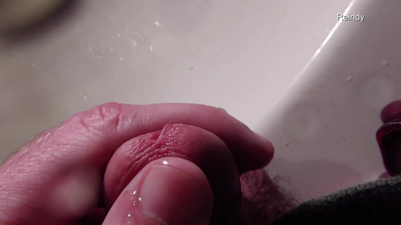 Reindy: Peehole Piss Play zblízka pohled ve zpomaleném záběru