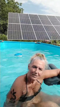 Hete huisvrouw Lukerya ontspant zich