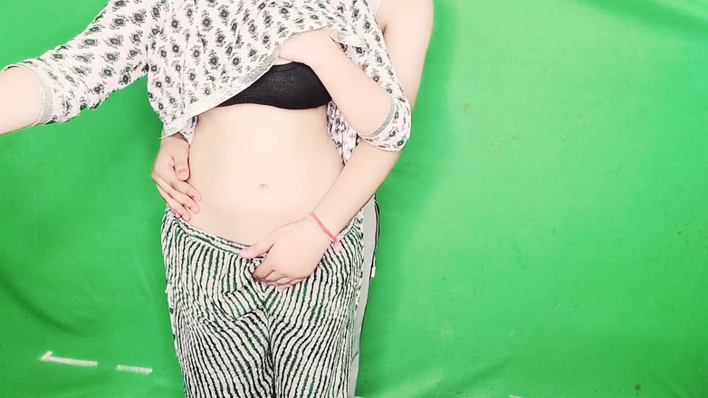 Vicky Thakur: MiLF con un gran culo scopata duramente in salotto con...