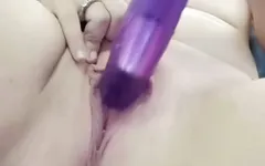Gioco con il mio grosso dildo viola fino a quando non squirto dappertutto sul pavimento del mio bagno