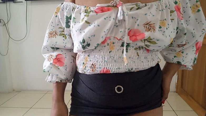 PATY PATY: 的继女用她的身体脱衣服做疯狂的事情，直到她变得兴奋，她的牛奶出来