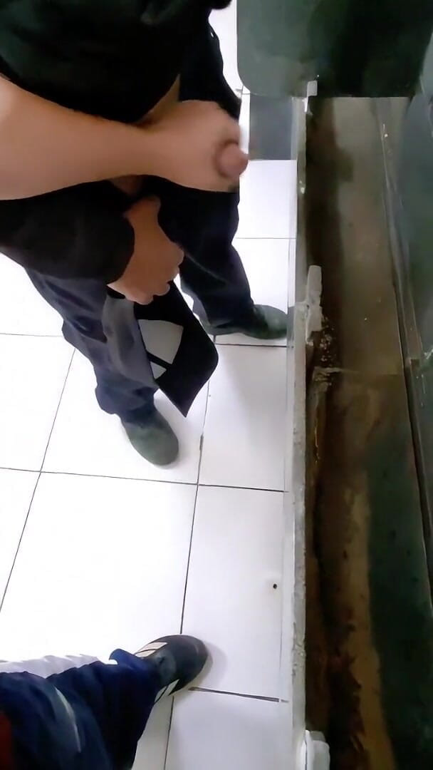 Marcosninfo: Saya Pamer Di Toilet Umum Dan Berhasil Menyembunyikan Susu Dari...