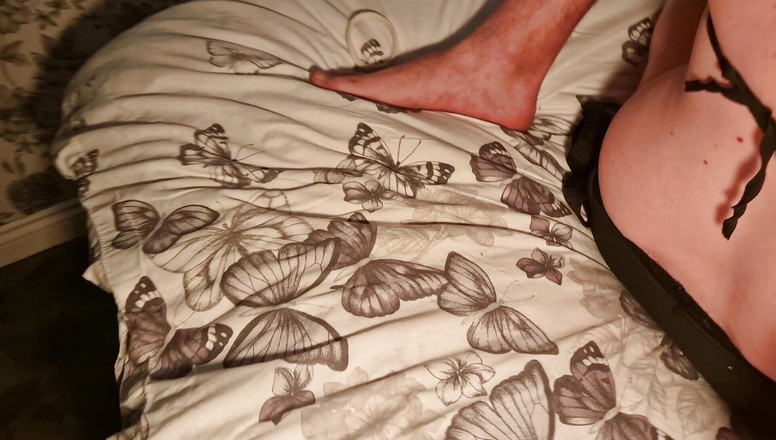 Mr D and Miss C: バイセクシャルMMF3P支配妻がペニバンで友人とセックスし、夫が彼のチンポをしゃぶる