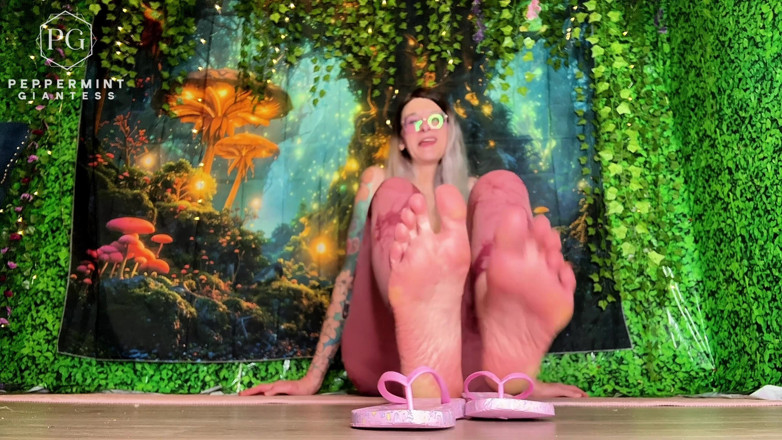 Peppermint Giantess: Boyut 16 Eu 50 Amazon feet minik parmak arası terliklerini aşağılıyor zavallı...