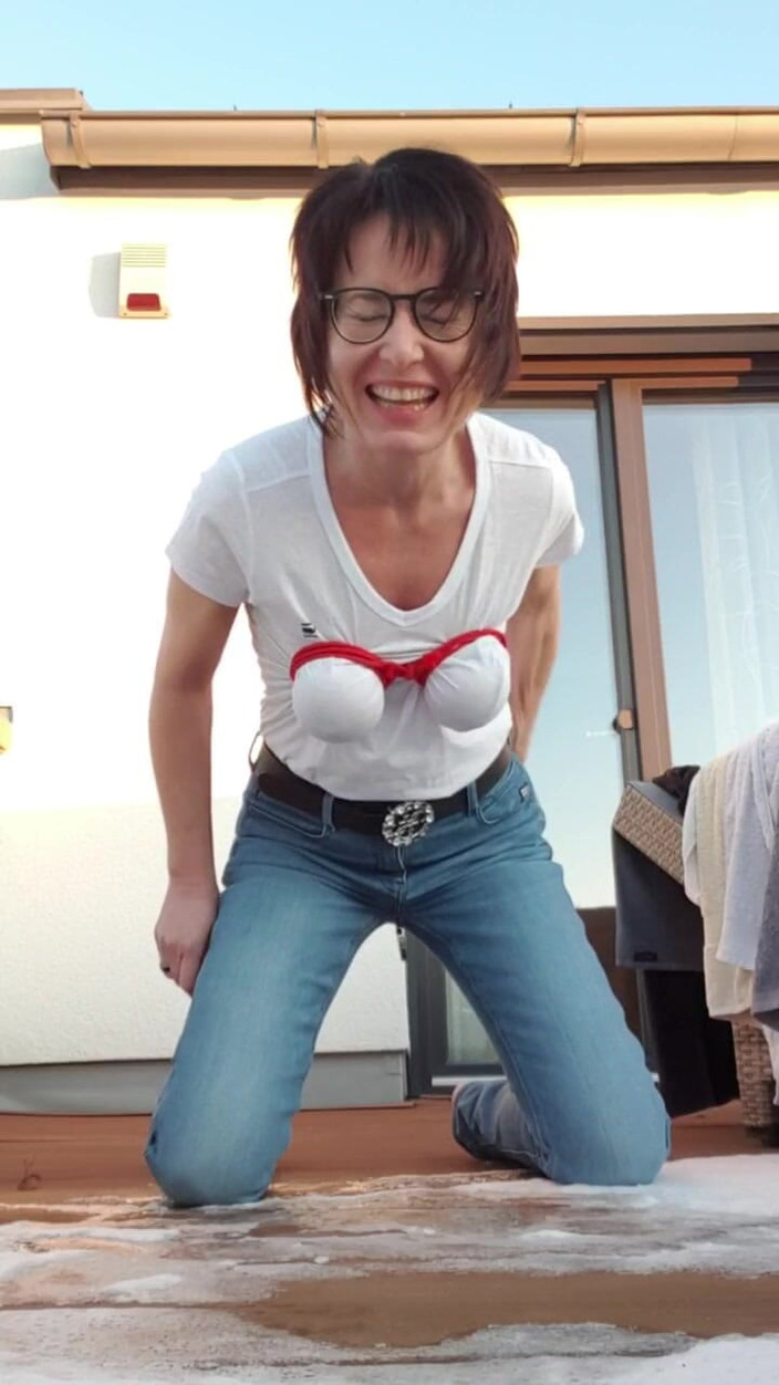 JulieEroticDress: Stříkání v džínách na balkóně