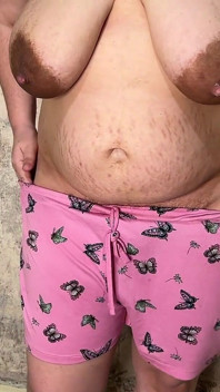 Une MILF pulpeuse reçoit un creampie rapide dans la vieille maison - Mari laiteux
