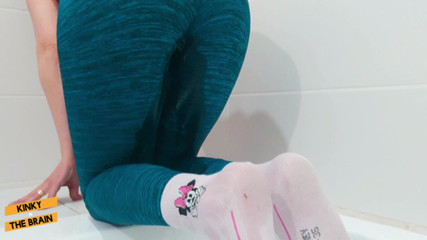 Kinky N the Brain: Wanhopig mijn legging nat maken - gekleurde versie
