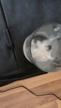 她喝了11负载从玻璃杯中收集的精液