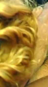 Loira gata devorada em brincadeira com sofá selvagem