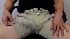 UnderXiaoQiang: Erecție în pantaloni scurți kaki strâmți