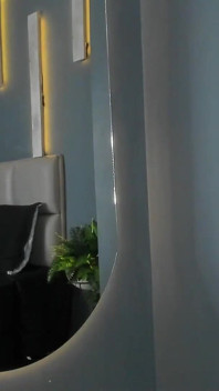 O femeie latino sexy vrea să fie futută în camera ei și își dorește curul larg deschis