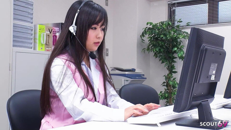 Asian porn collection: Gadis kantoran Jepang yang mungil menggoda pria ini untuk di-gangbang...