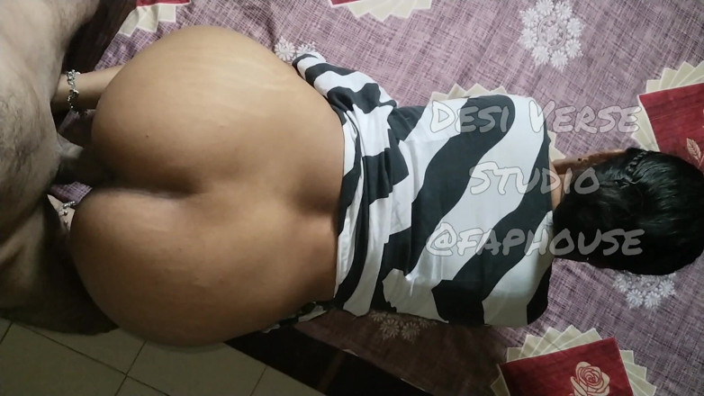 Desi Sex Slave: Indiancă desi pe la spate futută în cur cu încetinitorul