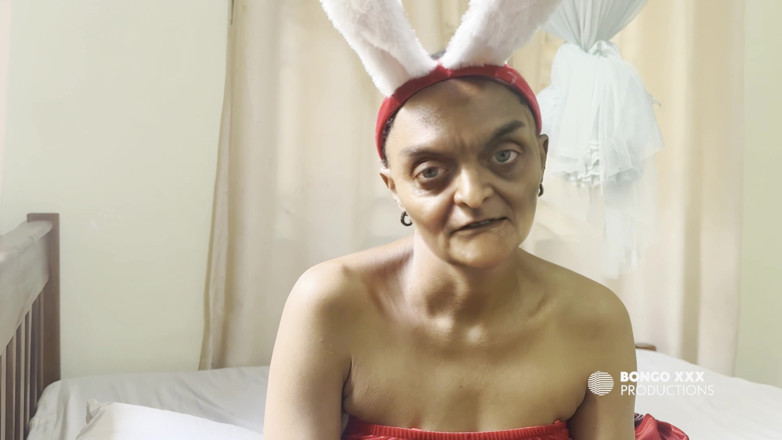 BongoXXX: Babička měla na sobě vánočního zajíčka jako oblečení, takže ji...