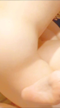 Istri nakal ini masukin memeknya pakai vibrator dengan perlahan sampai luluh bergantian!
