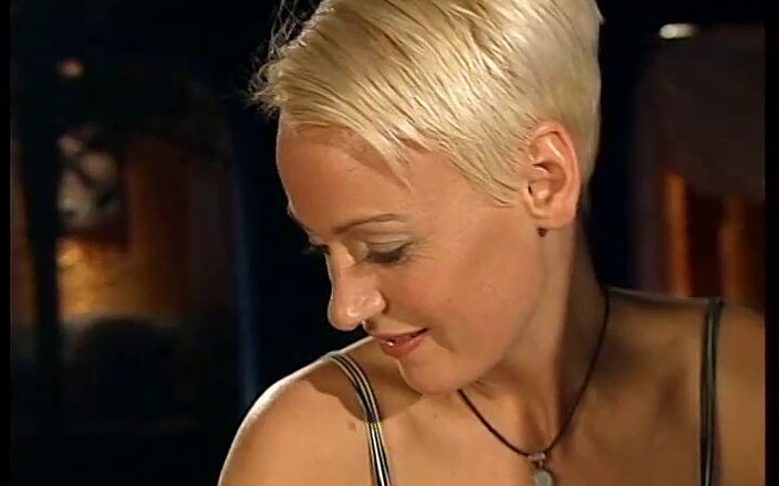 Magmafilm: simpatico topo biondo con acconciatura di capelli corti