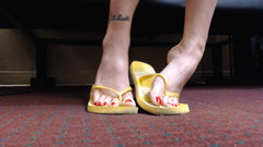 Abby Anna: Červený nehet vratící se žluté flipflops