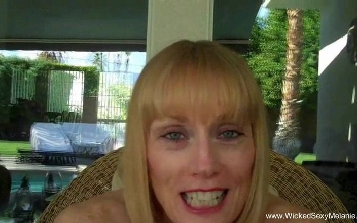 Wicked Sexy Melanie: Une amatrice blonde mature suce dans la piscine