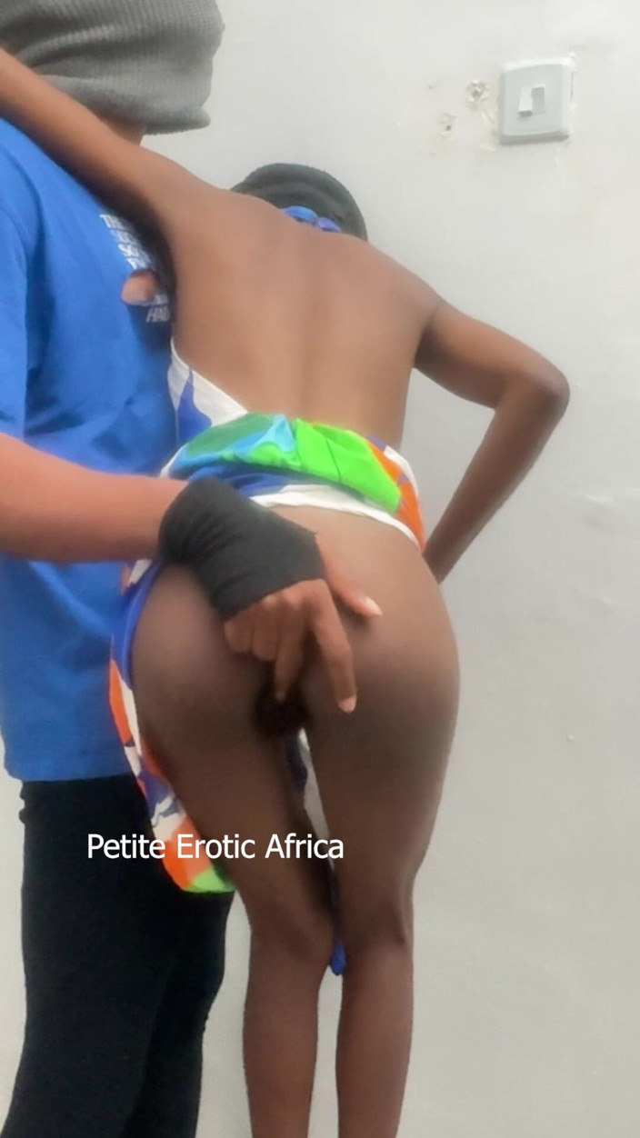 Petite Erotic Africa: 너무 쪼이는