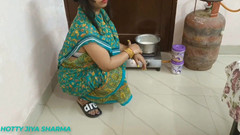 Hotty Jiya Sharmaa: XXX desi vesnická bhabhi má sex se svým Deverem, když...