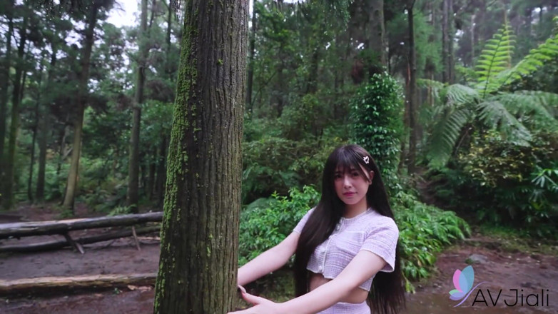 AV Jiali: Cita en primer plano con Ranako en el bosque