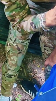Żołnierze Ssali Nawzajem Publicznie, aż Spuścili Się W Ustach.