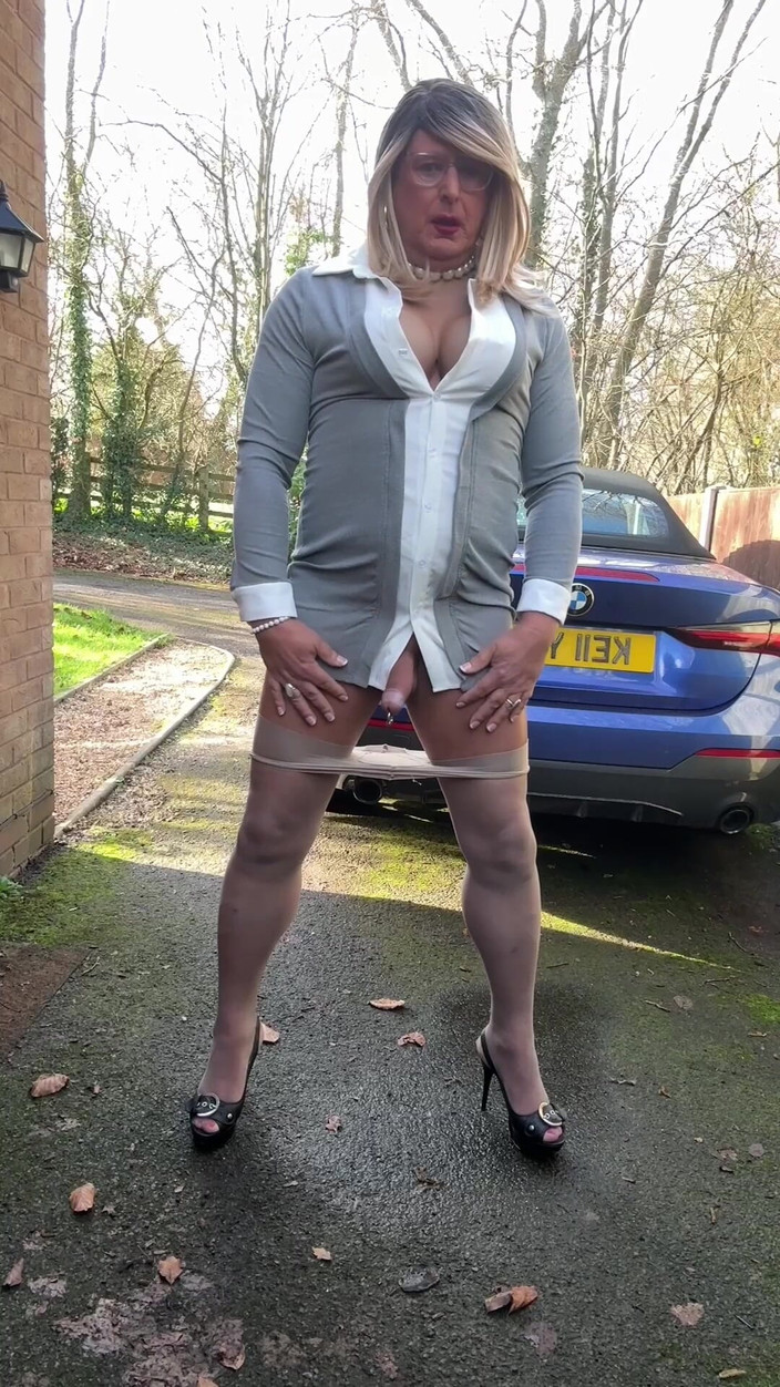Kellycd2022: 회색 팬티 스타킹과 하이힐을 신은 섹시한 크로스드레서 Kellycd20222