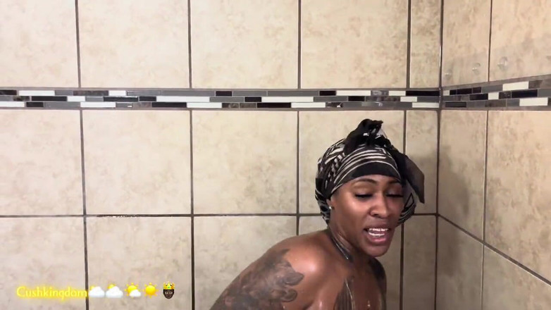 Onlyfanscushkingdom1: O tipă cubaneză grasă și sexy își arată tatuajele, apoi este futută în...