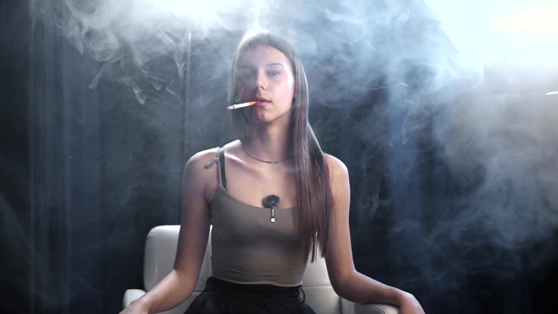 Russian Smokers: ソフトスモークと直接のアイコンタクトでスタジオでの落ち着いたソロ喫煙セッション