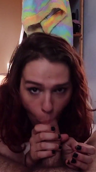 Adoration de la bite du dimanche - une adorable femme trans adore la bite de son mari