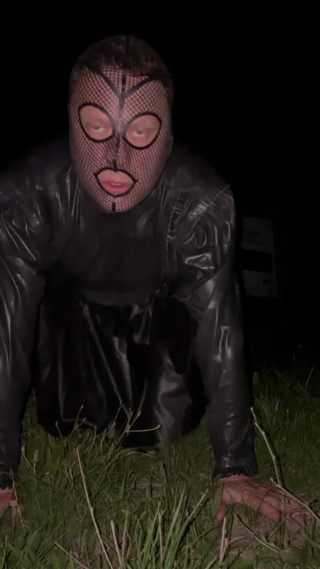 PervyLara: Schwarzes latexkleid, netz, latex-maske, strumpfhosen, high heels, im freien, sissy-schlampe