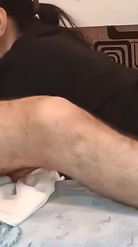 Ik wacht tot stiefvader komt pijpen en me neukt