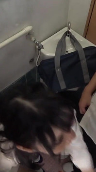 Meninas do ensino médio imagens de sexo no banheiro 3-1
