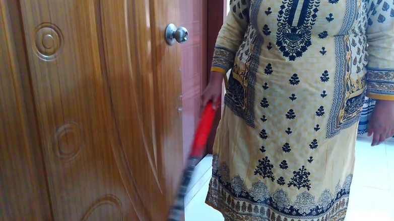 Aria Mia: Le patron du bureau baise une soubrette musulmane arabe quand...