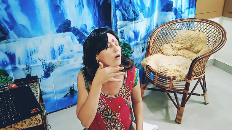 Bolly Karma: Cewek sange ini merilis tubuh bahenol tante seksi ini dengan...