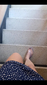 Descendo as escadas em My Clear Jelly Flipflops