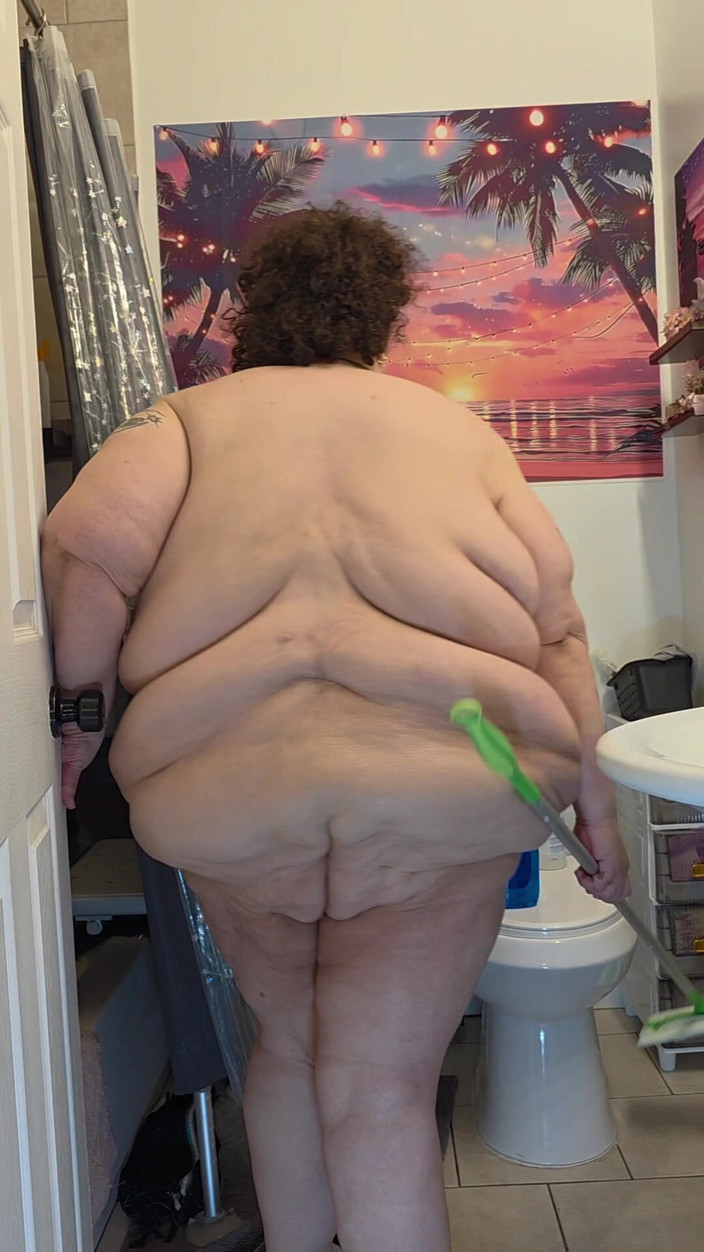 LustyPeachesofSin: Pulizie nuda pt 3