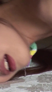 Pequeña nena japonesa recibe una llenada profunda en su coño peludo