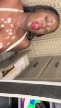 Alliyah Alecia Esfregando Em Peitos Pequenos