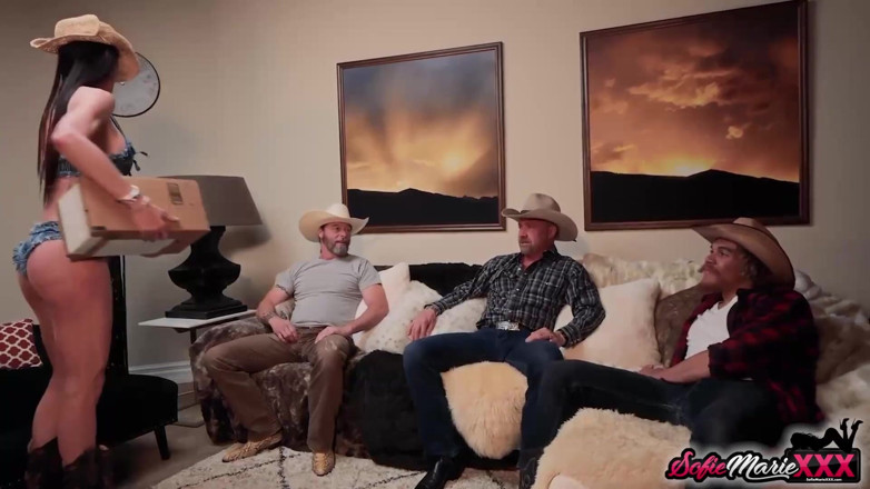 Sofie Marie: La plantureuse Sofie Marie se fait enculer par des cow-boys