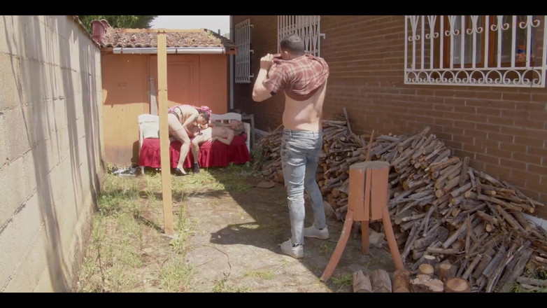 Zeus Ray Straight: Lumberjack शेड में दो लड़कियों को चोदती है