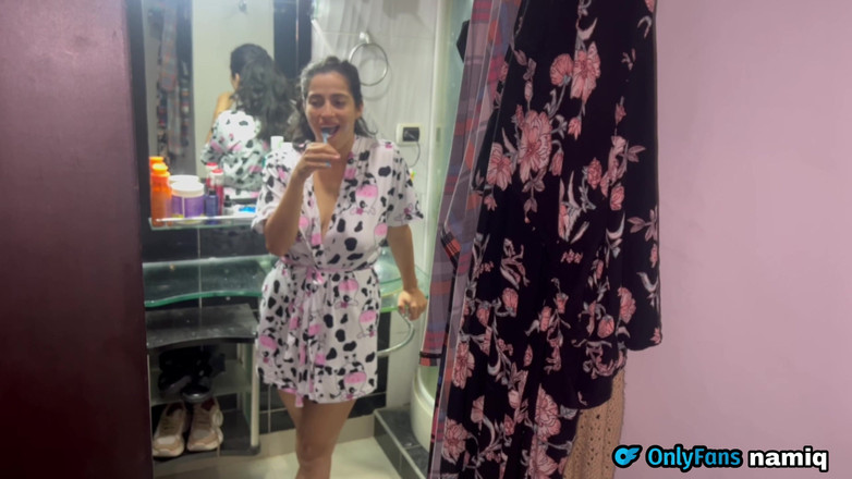 NamiQsein: Sora vitregă are parte de ejaculare facială prin gaura din...