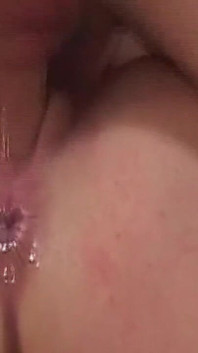 Ahegao fışkırtmalı sürtük patlamaya kadar damlayan deliğini parmaklıyor