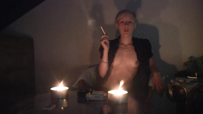 Smoke it bitch: Dünne blondine raucht ihre zigarre sinnlich