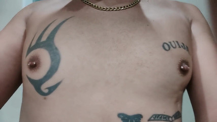 Idmir Sugary: Arătând sânii tatuați și sfârcurile cu piercing - strângerea și atingerea sânilor - țâțe Joc