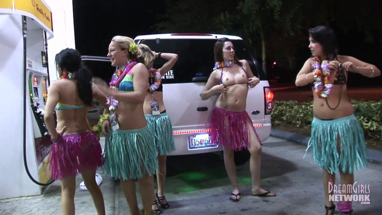 Dream Girls: Party flickor klädda för Luau blir nakna i limo