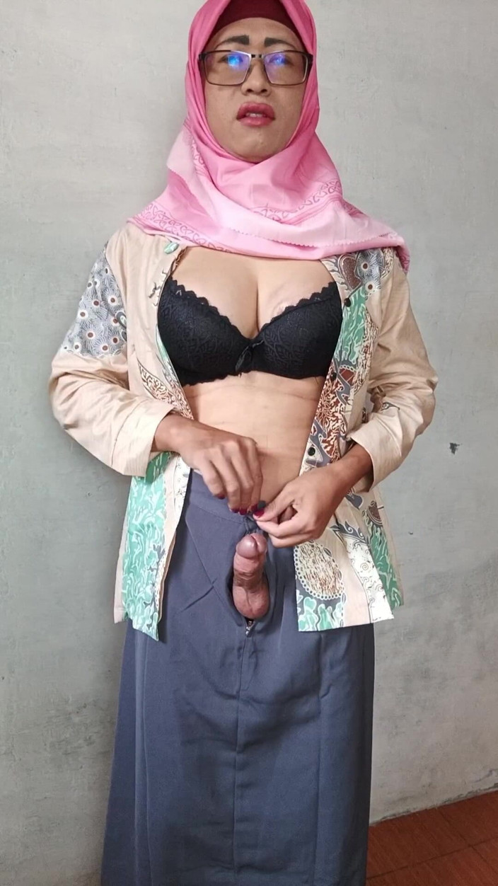 Mitha Zhe: Shemale bertudung berpantat besar, meregangkan pantatnya dengan dildo besar dan...