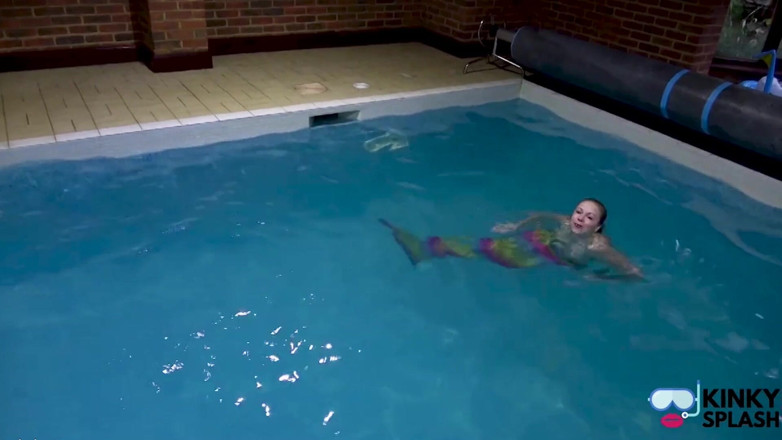 UKCuteGirl Lucy Lauren: Captive Mermaid mengusik awak di kolam